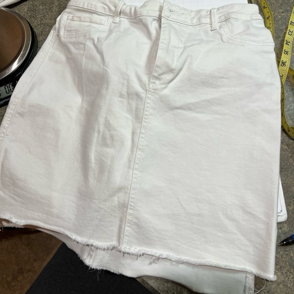 Abercrombie and Fitch white with pockets and belt loops, women’s size 27 (4)